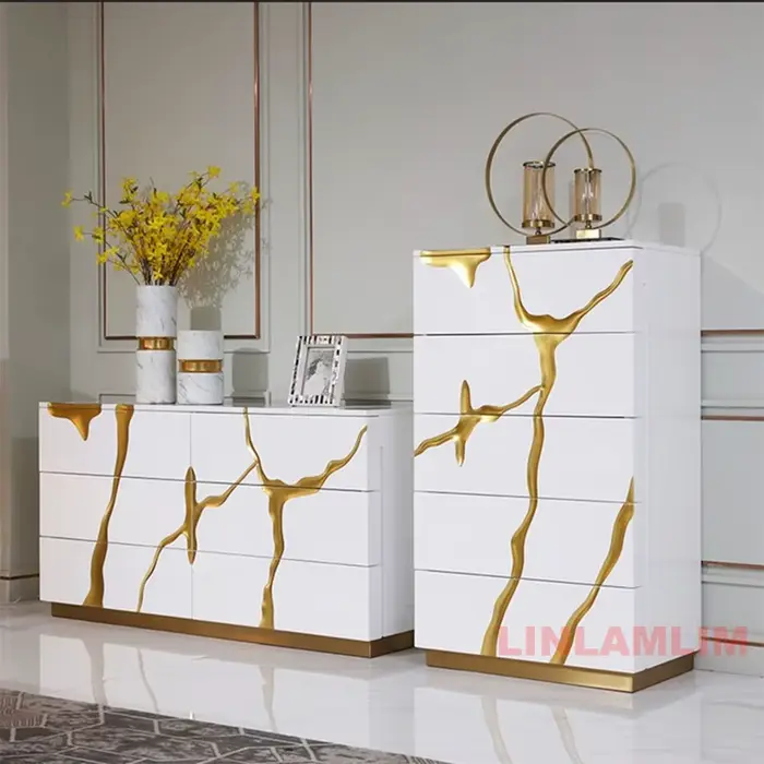 Buffet moderne au design abstrait doré