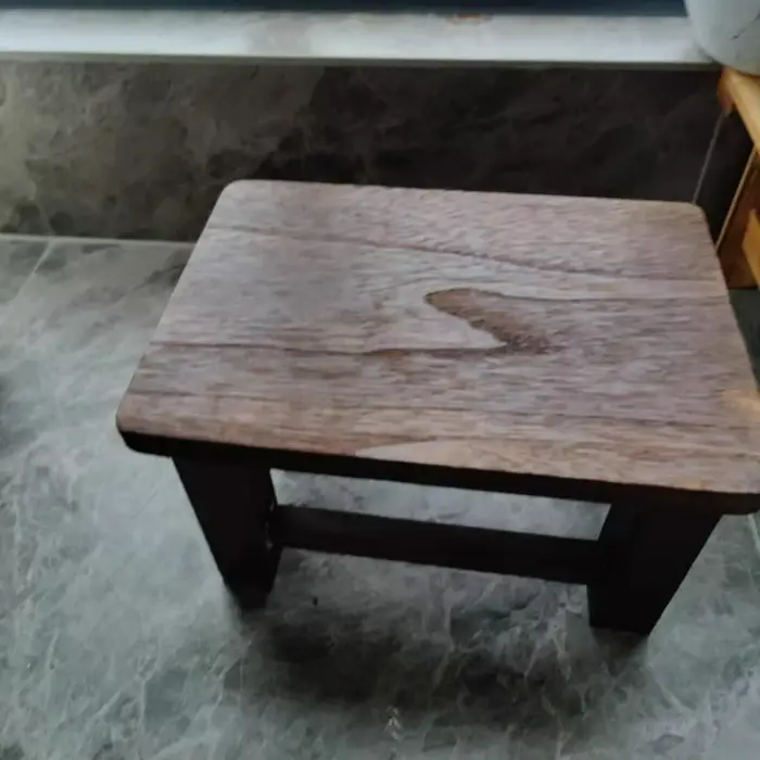 Nouveau tabouret en bois massif