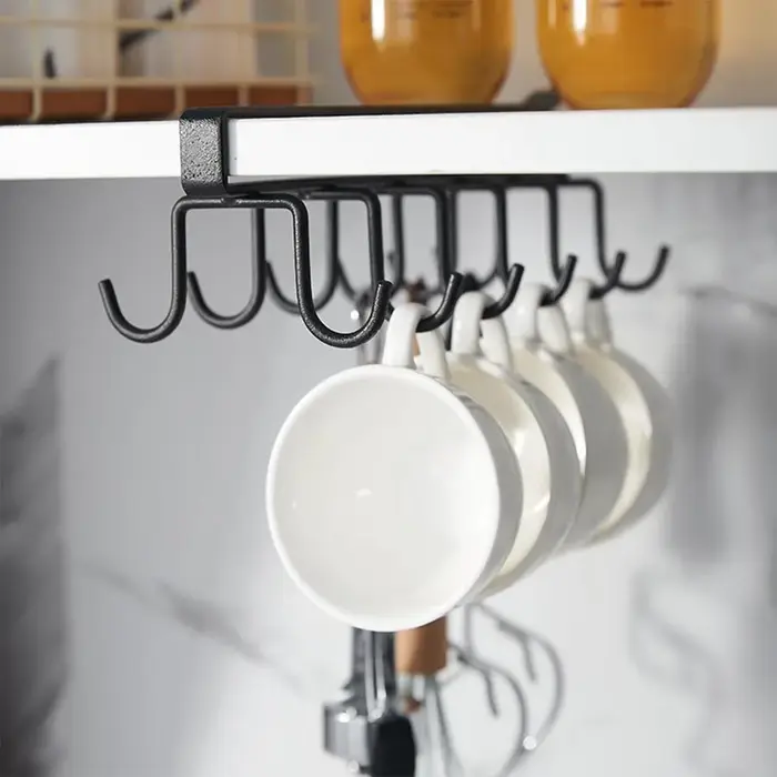Support de tasses sous l'armoire
