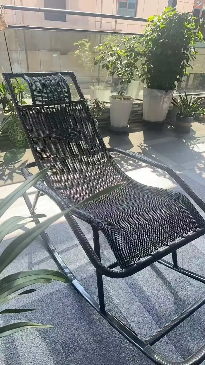 Fauteuil à bascule ergonomique en rotin PE
