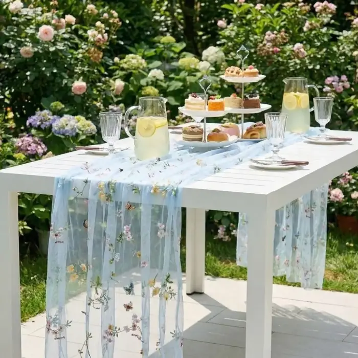 Chemin de table vintage français brodé de fleurs
