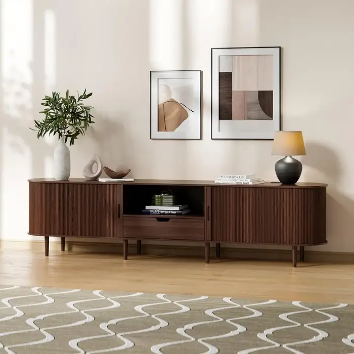 Meuble TV cannelé de 86,6 po avec prises électriques, console de 90 po, étagères réglables, porte co