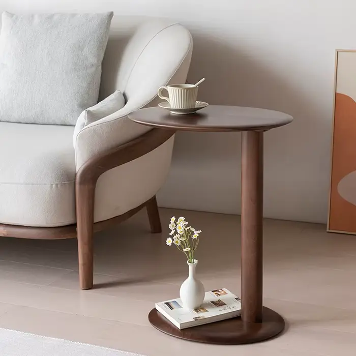 Petite table d'appoint en bois massif