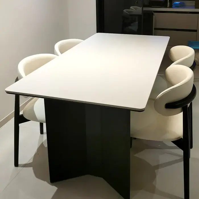 Chaises de cuisine, table à manger moderne