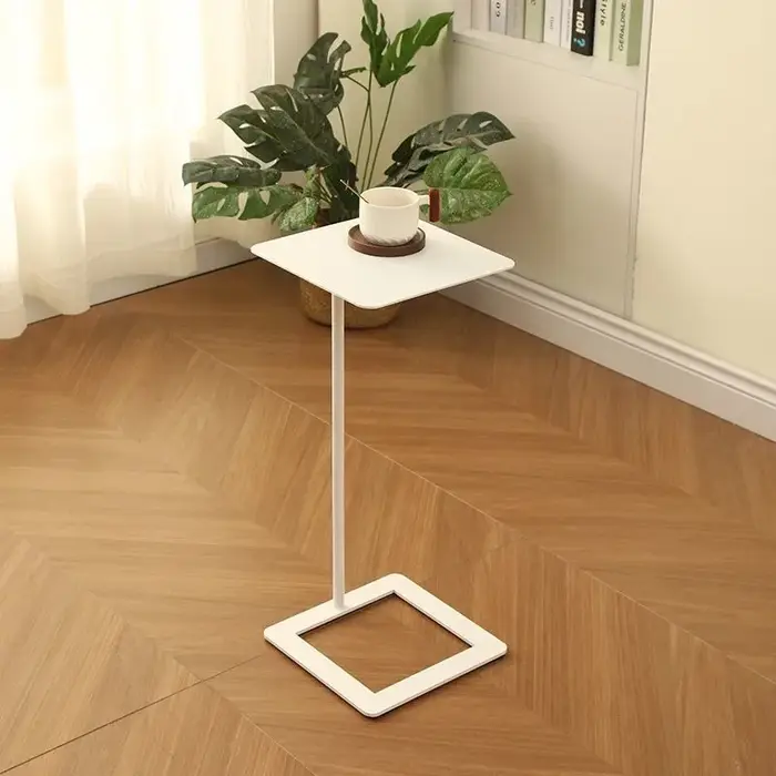 Table d'appoint stable en forme de C qui se glisse sous le canapé