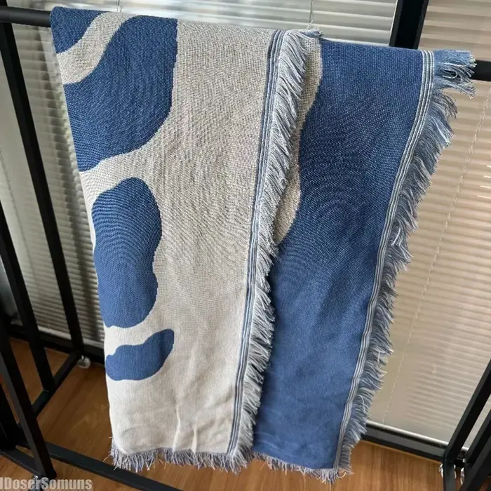 Couverture de canapé décontractée bleue avec glands